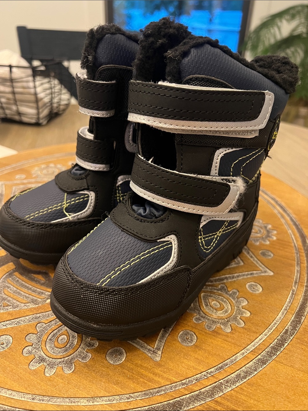Boys size 10 Black TOTES Winter Boots with Fuzzy warm Lining. Reflective strips